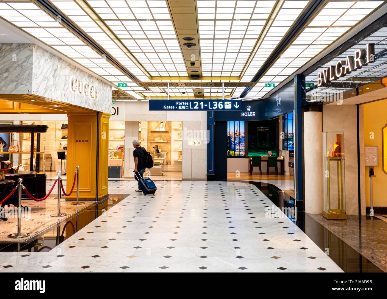 Boutiques Bvlgari et Gucci dans les départements de luxe avec des marques de mode dans le terminal 2E, aéroport de Paris, CDG, France Banque D'Images