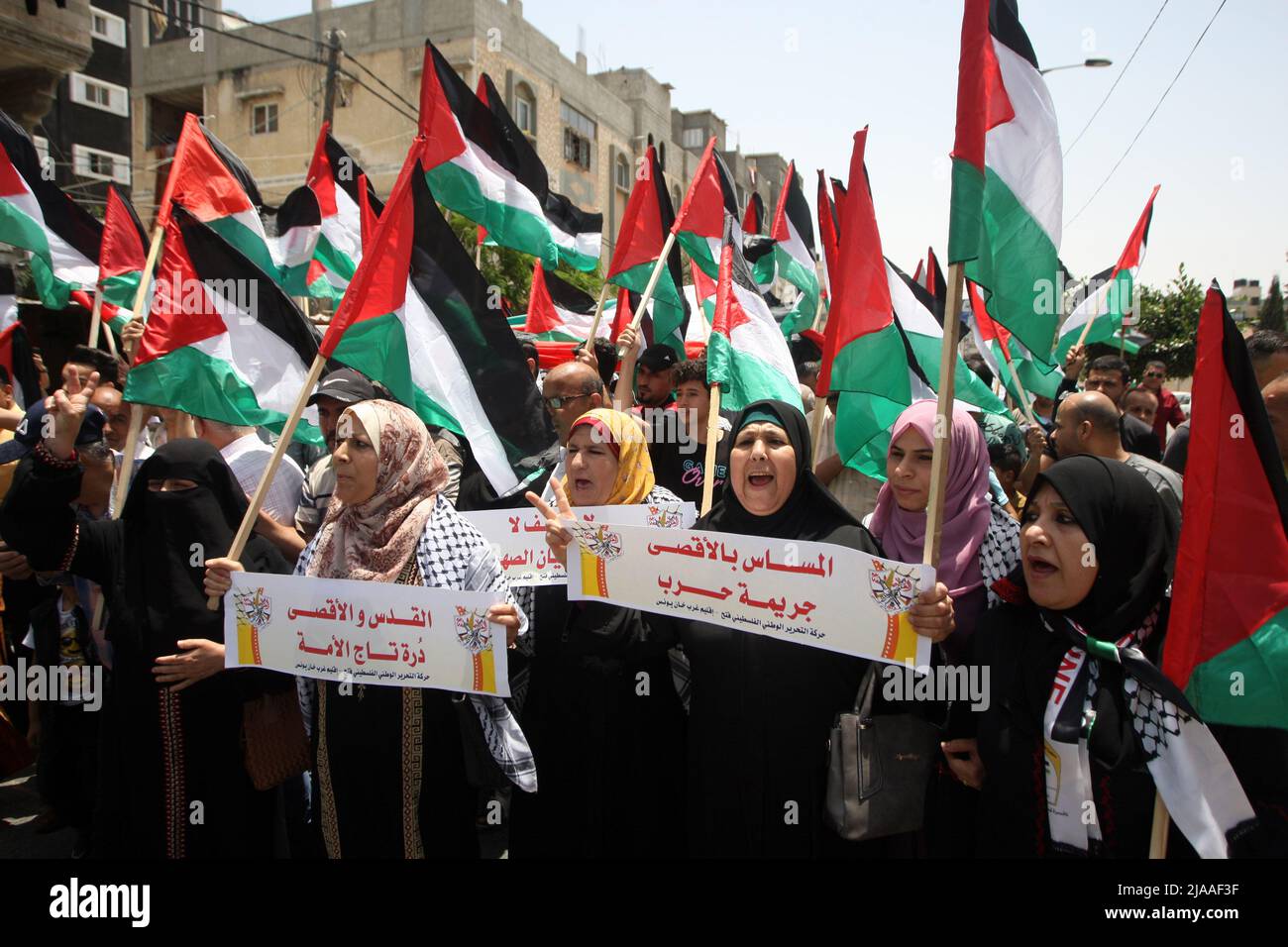 Khan Younis, Gaza. 29th mai 2022. Les Palestiniens brandisquent des drapeaux palestiniens lors d'une manifestation au sujet des tensions dans la mosquée Al-Aqsa de Jérusalem, à Khan Younis, dans le sud de la bande de Gaza, le dimanche 29 mai 2022. Heures avant la « marche des drapeaux israéliens » pour marquer le jour de Jérusalem, Qui commémore l'unification de la ville après qu'Israël a annexé la porte est de Damas en 1967. Jérusalem se vante d'une « marche du drapeau » controversée par les Israéliens qui a déclenché des avertissements d'une nouvelle escalade de la part des factions palestiniennes. Photo par Ismael Mohamad/UPI crédit: UPI/Alay Live News Banque D'Images