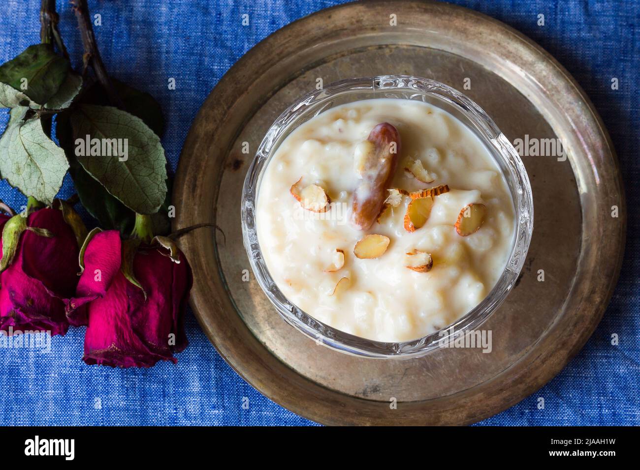 Riz kheer ou payasam ou payesh ou khir est crémeux dessert indien ou riz pudding.fait à partir de lait, riz et amandes.vue du dessus, gros plan de la délicatesse Diwali. Banque D'Images