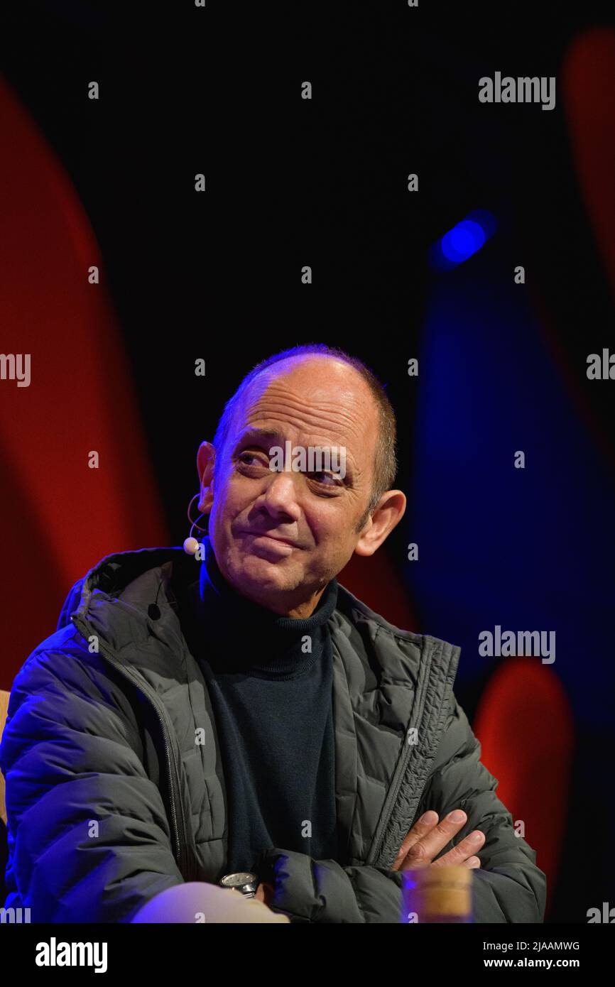 Hay-on-Wye, pays de Galles, Royaume-Uni. 29th mai 2022. Damon Galgut parle à Elizabeth Day au Hay Festival 2022, pays de Galles. Crédit : Sam Hardwick/Alamy. Banque D'Images