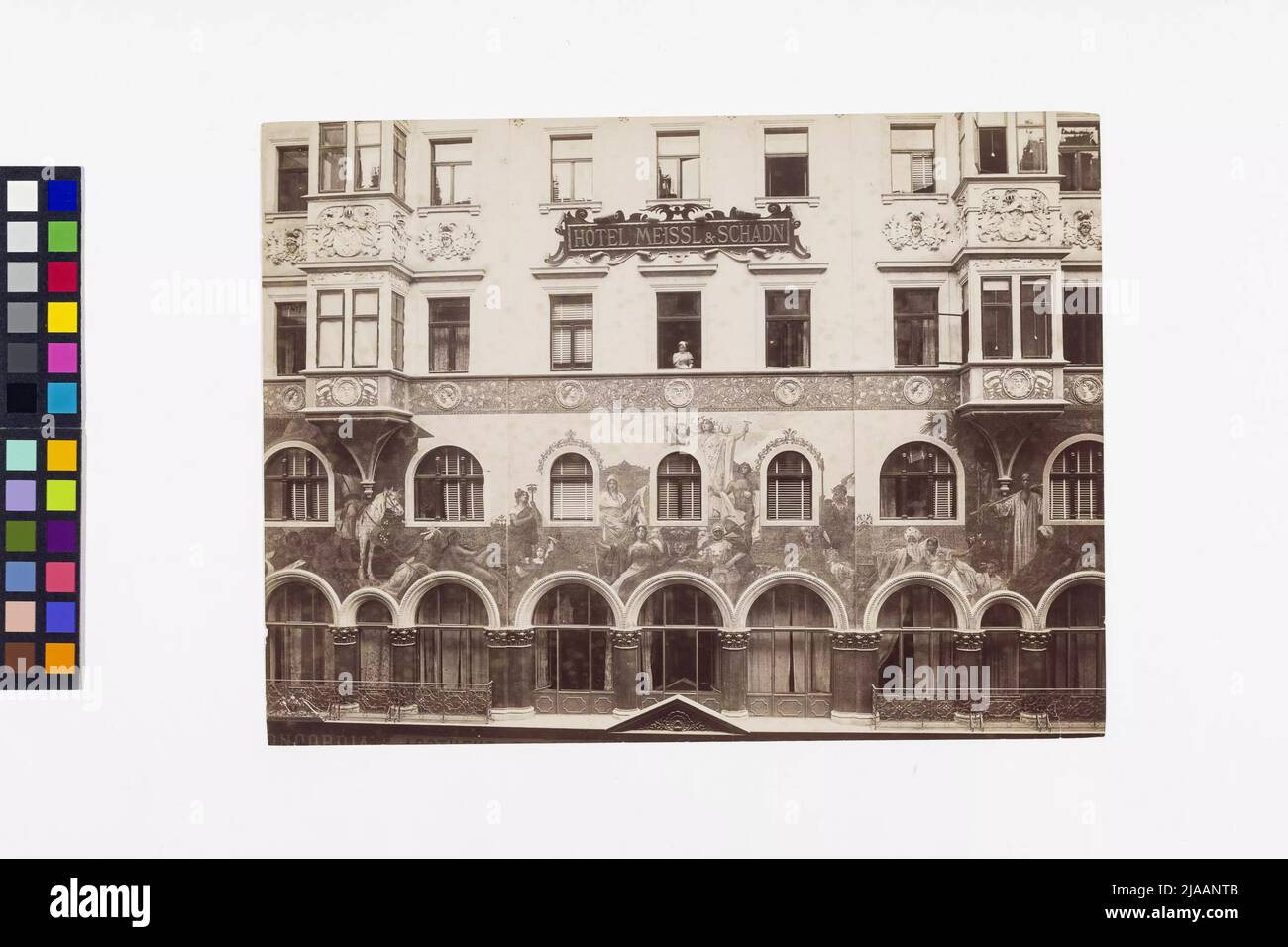 1st, Kärntner Straße 16 - Hotel Meissl & Schadn - détail de la façade de la rue - mosaïque 'Orient et Occident' (Eduard Veith, 1896). Août Stauda (1861-1928), photographe Banque D'Images