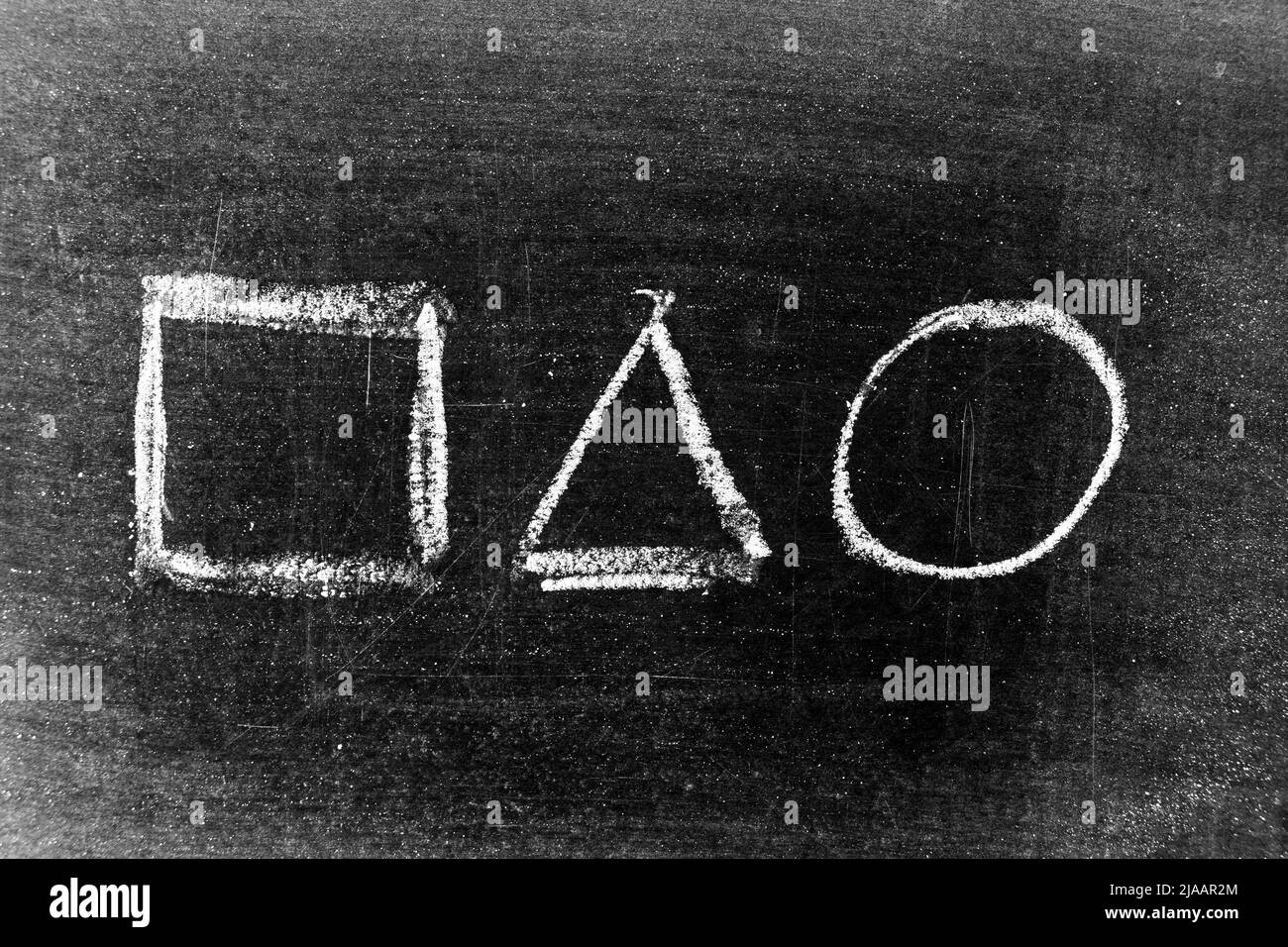 Dessin à la main avec une forme géométrique (cercle, triangle, carré) sur fond de tableau noir Banque D'Images
