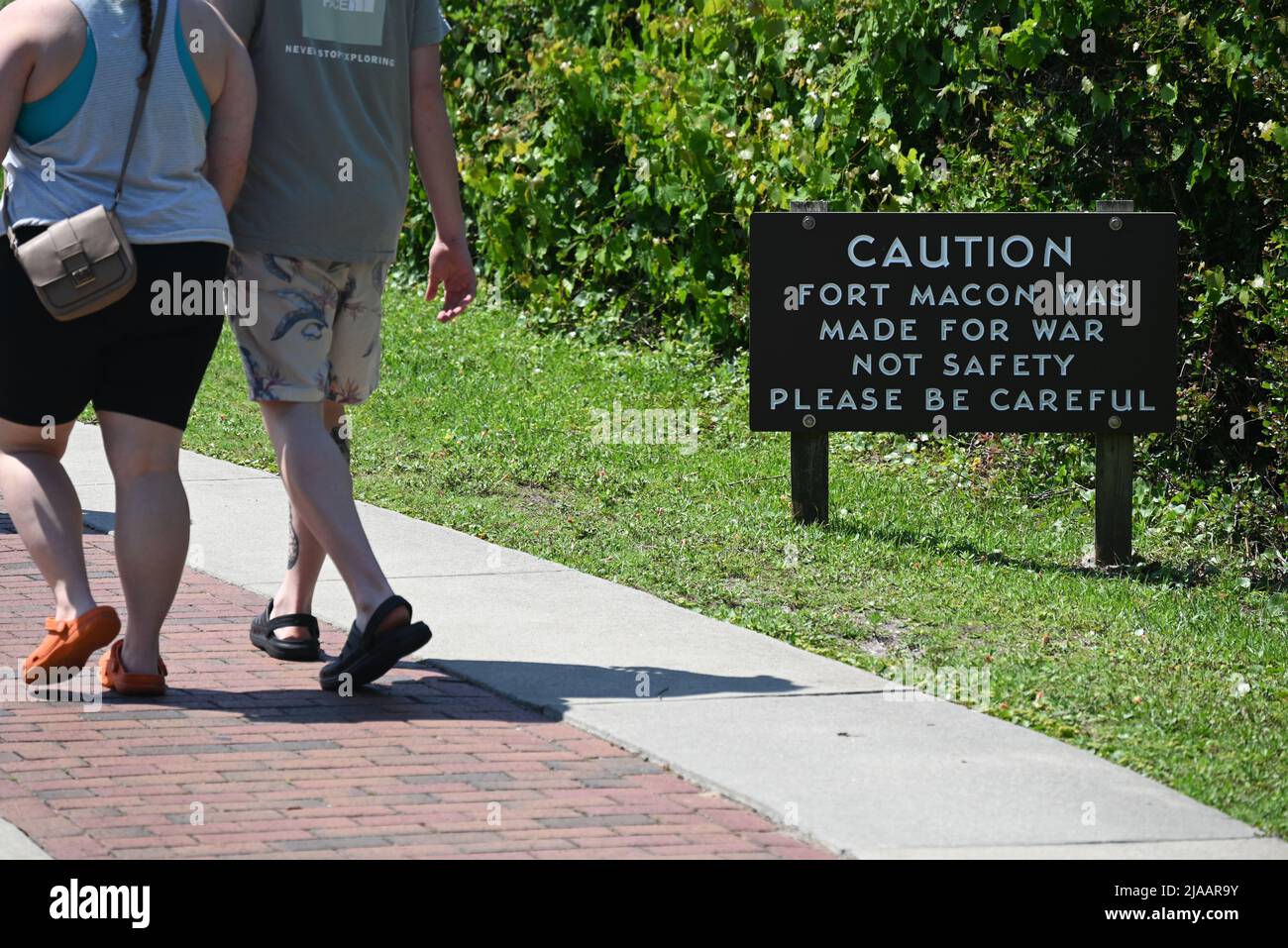 Un panneau avertissant les visiteurs de faire attention lorsqu'ils visitent le parc national de fort Macon à Atlantic Beach, en Caroline du Nord. Banque D'Images