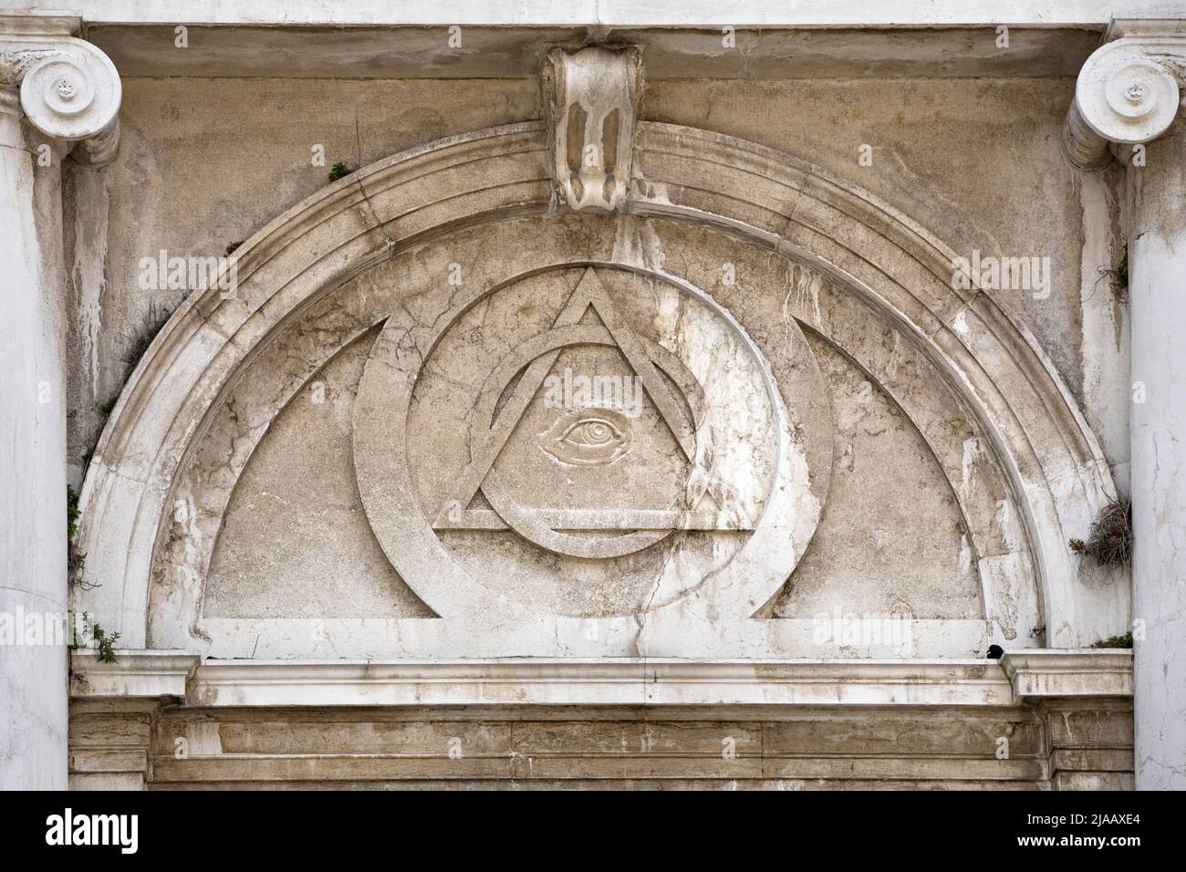 Ancienne architecture avec, tous voyant le soulagement des yeux, symbole de maçon au-dessus de l'entrée de l'église saint-magdeleine à Vience Italie. Banque D'Images
