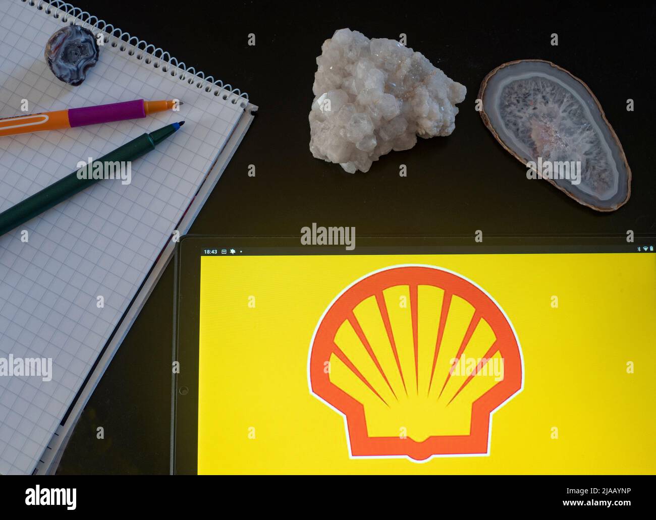 Sur cette photo, le logo Royal Dutch Shell plc est affiché sur une tablette. Banque D'Images