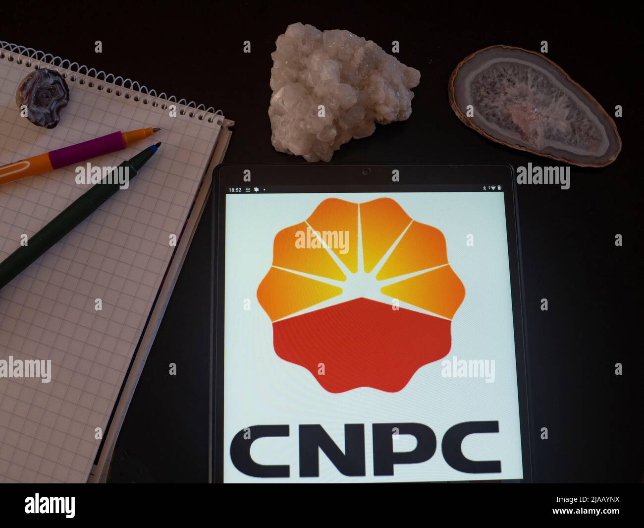 Sur cette photo, le logo de la China National Petroleum Corporation (CNPC) apparaît sur une tablette. Banque D'Images