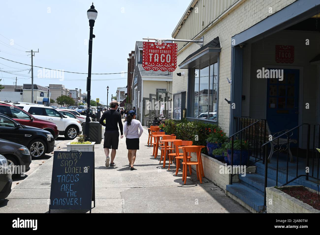 Une variété d'options de vente au détail et de restaurants se trouvent au centre-ville de Front Street, dans la ville côtière historique de Beaufort, en Caroline du Nord. Banque D'Images