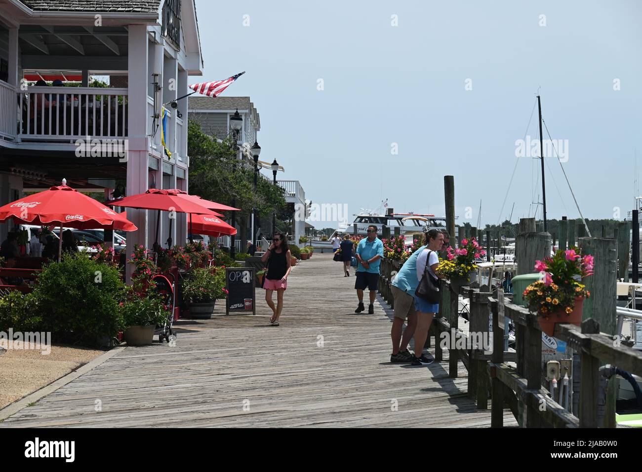 La promenade en bois sur la rivière longe le quartier des affaires dans le centre-ville historique de Beaufort, en Caroline du Nord. Banque D'Images