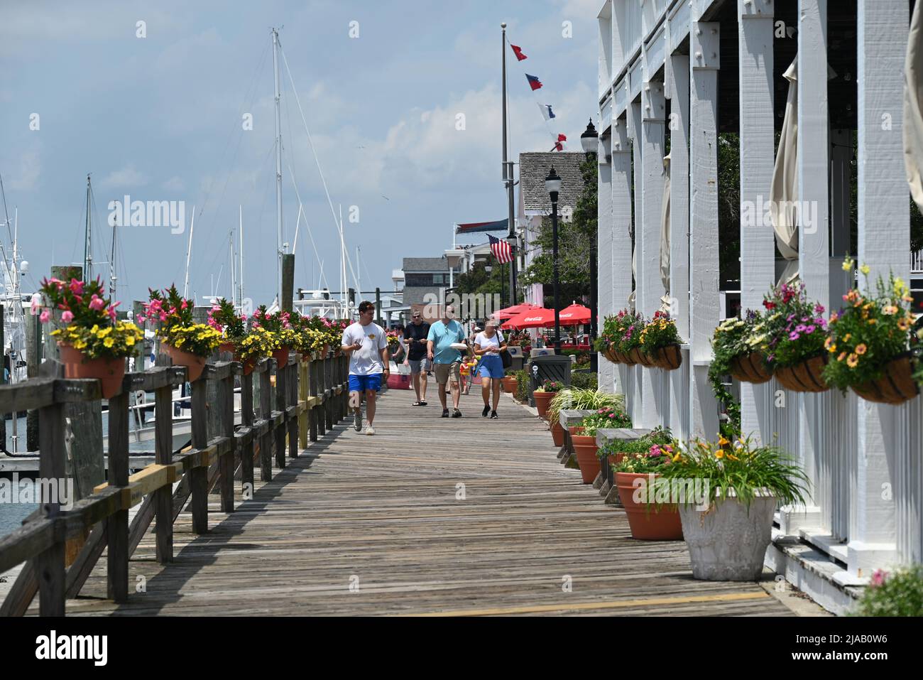 La promenade en bois sur la rivière longe le quartier des affaires dans le centre-ville historique de Beaufort, en Caroline du Nord. Banque D'Images