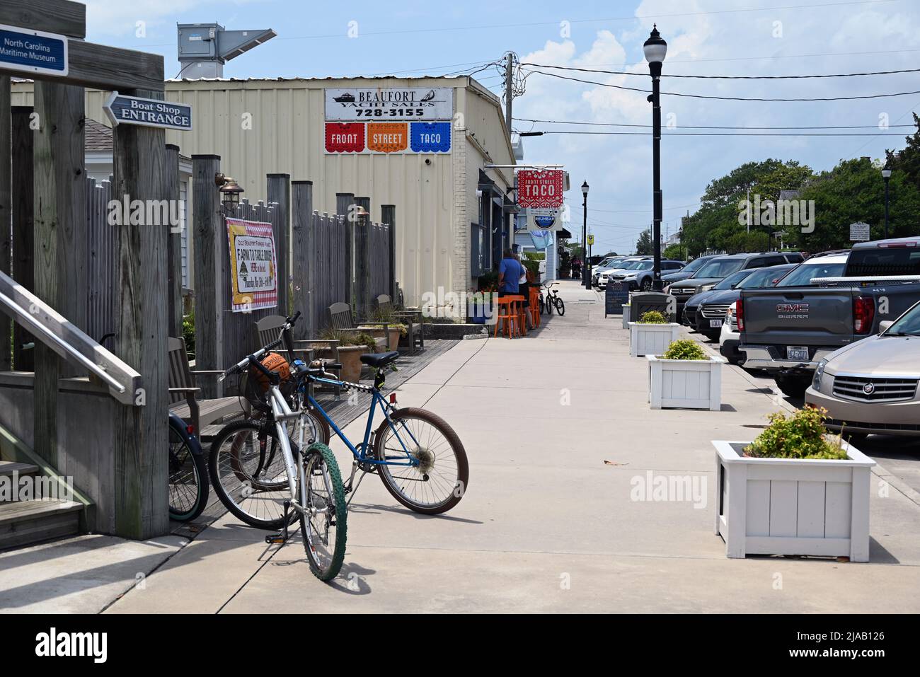 Une variété d'options de vente au détail et de restaurants se trouvent au centre-ville de Front Street, dans la ville côtière historique de Beaufort, en Caroline du Nord. Banque D'Images