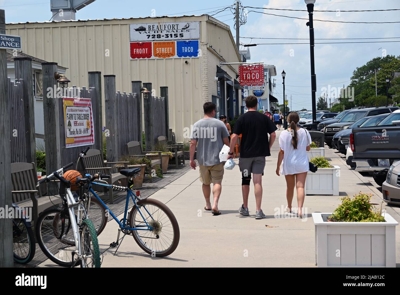 Une variété d'options de vente au détail et de restaurants se trouvent au centre-ville de Front Street, dans la ville côtière historique de Beaufort, en Caroline du Nord. Banque D'Images