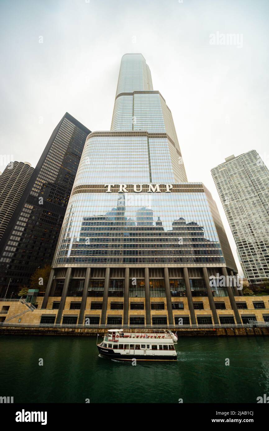 Trump Tower Chicago, avec la rivière Chicago et un bateau en dessous. Chicago, Illinois, États-Unis Banque D'Images