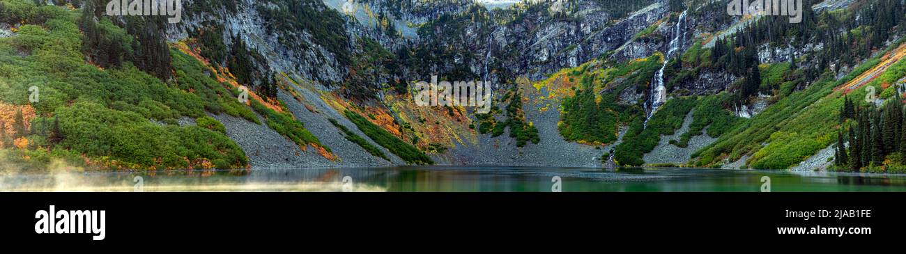 WA21587-00...WASHINGTON - vue panoramique sur le lac Rainy à l'automne; partie de la forêt nationale Okanogan - Wenatchee. Banque D'Images