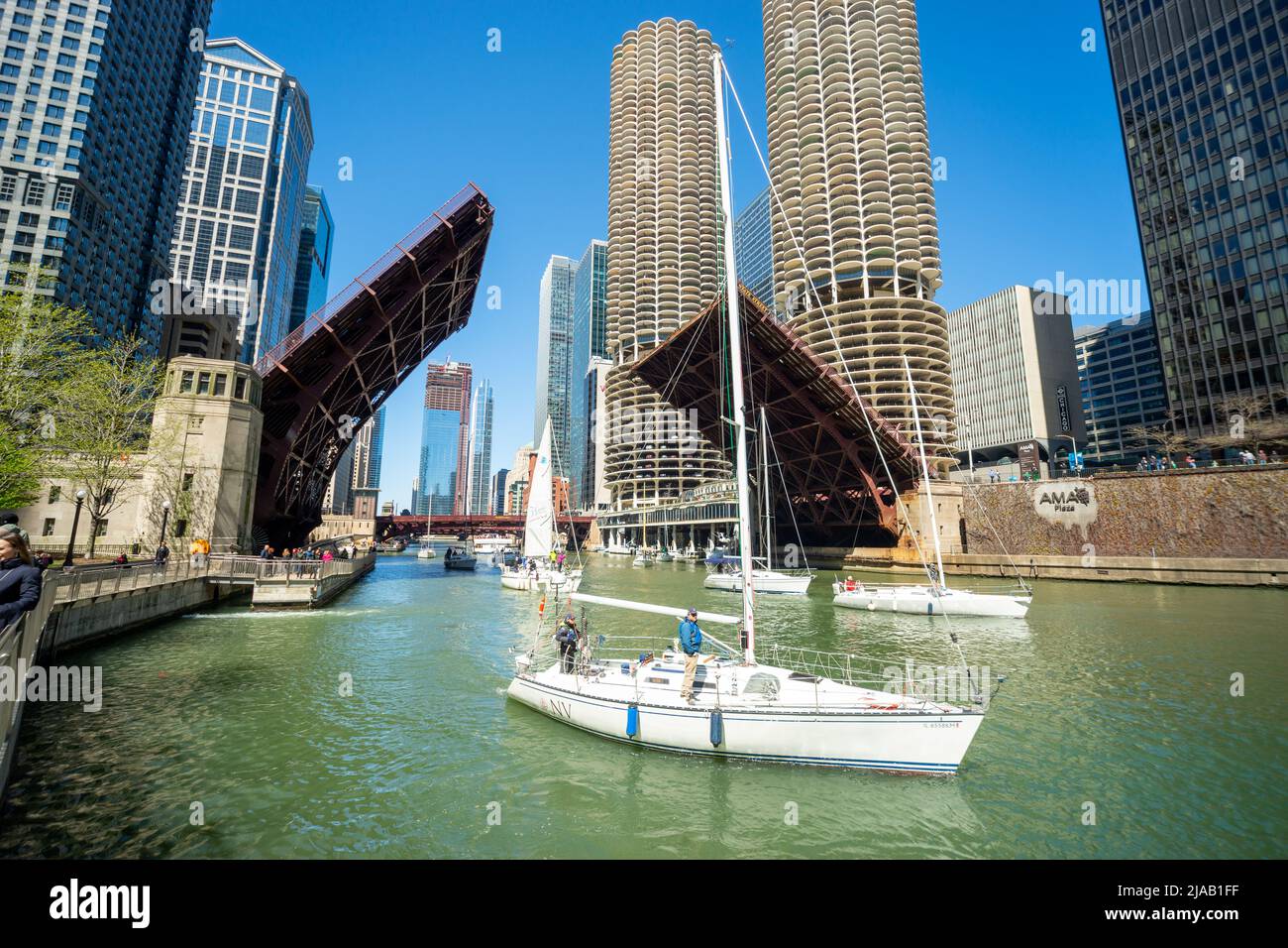 Chicago Bridge Lift - State Street Bridge monte pour permettre aux voiliers de passer. Chicago, Illinois, États-Unis Banque D'Images