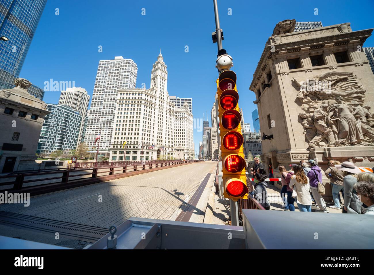 Feux stop sur le Chicago Michigan Avenue Bridge pendant qu'il se prépare à lever. Les spectateurs regardent en prévision de l'événement populaire. Chicago, Illinois, États-Unis Banque D'Images