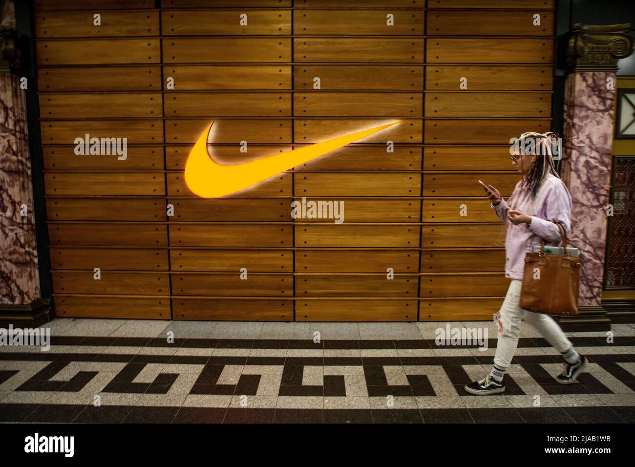 Moscou, Russie. 29th mai 2022. Une femme passe devant un magasin Nike au  centre commercial Okhotny Ryad, à Moscou, en Russie. Le fabricant américain  de vêtements et de chaussures Nike a décidé