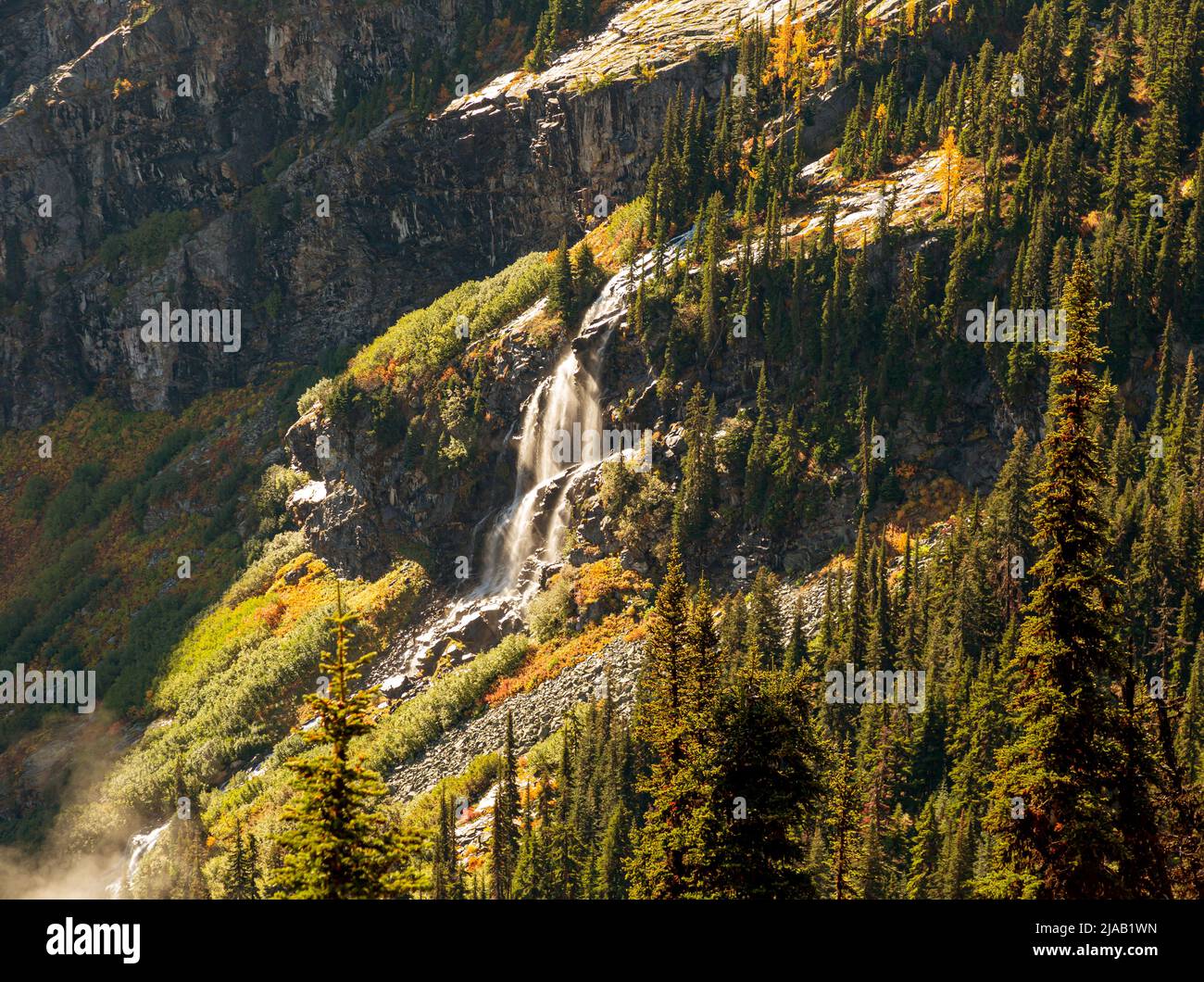 WA21595-00...WASHINGTON - automne dans les Cascades du Nord avec vue sur le ruisseau descendant jusqu'au lac Blue, vue depuis le sentier du col de l'érable. Banque D'Images