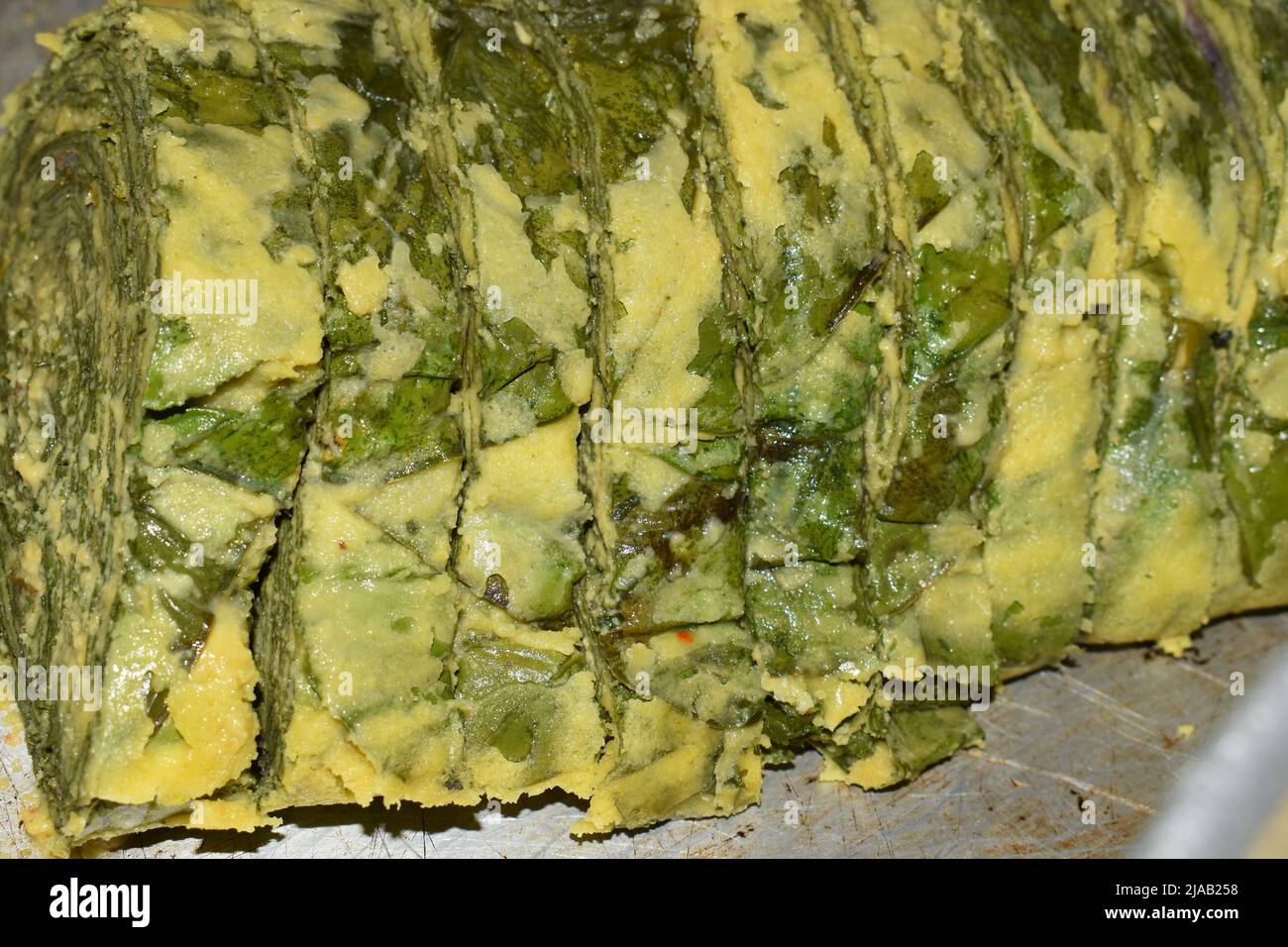 Saheena qui est fabriqué à Trinidad, Antilles. Saheena est fait de dasheen bush bhagi ou épinards, battus en poudre de pois fendus et frits en profondeur. Banque D'Images