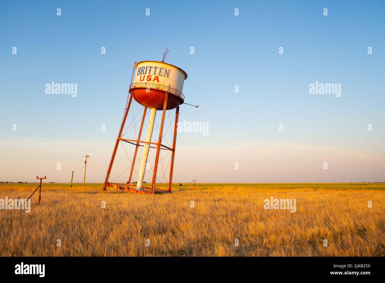 La tour penchée de Britten, une tour d'eau non fonctionnelle le long de la route 66, Groom, Texas TX, USA Banque D'Images