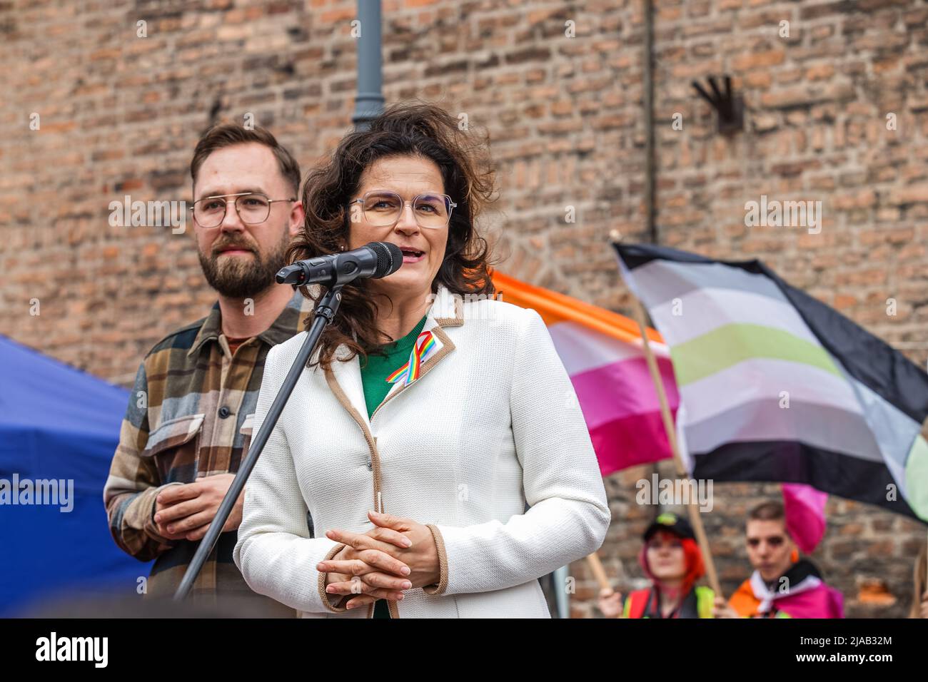Gdansk, Pologne. 28th mai 2022. Le maire de Gdansk Aleksandra Dulkiewicz est vu . Les participants à la fierté gay qui détiennent des drapeaux et des bannières arc-en-ciel (mouvement LGBT) avec égalité et des slogans pro-gay sont vus à Gdansk, en Pologne, le 28 mai 2022 la marche pour l'égalité a été organisée par les mouvements des droits gays pour soutenir les droits des personnes LGBTQ (gay, lesbienne, bisexuelles, transgenres et queer) en Pologne. March a été très gardé par l'unité de police anti-émeute. Credit: Vadim Pacajev/Alay Live News Banque D'Images