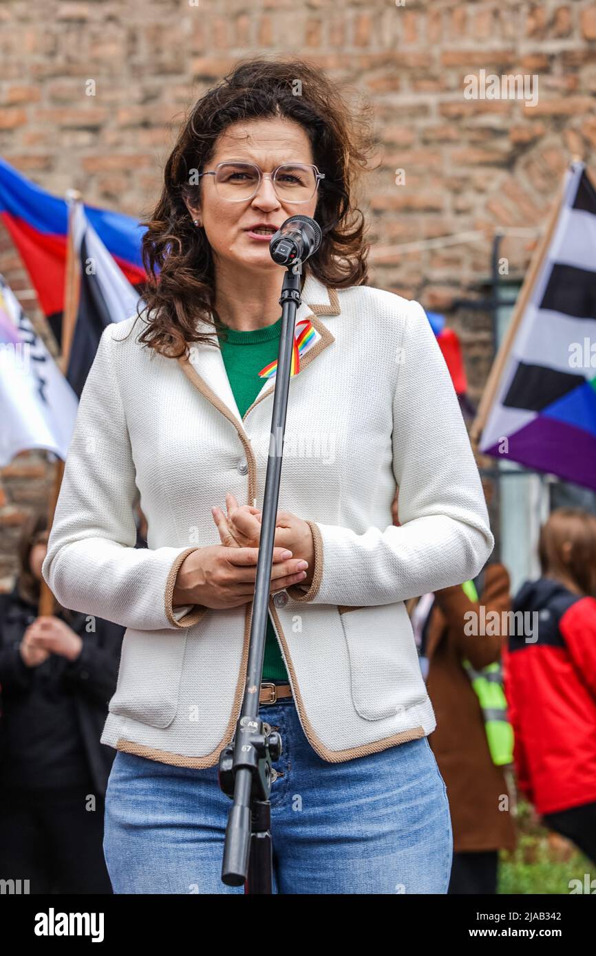 Gdansk, Pologne. 28th mai 2022. Le maire de Gdansk Aleksandra Dulkiewicz est vu . Les participants à la fierté gay qui détiennent des drapeaux et des bannières arc-en-ciel (mouvement LGBT) avec égalité et des slogans pro-gay sont vus à Gdansk, en Pologne, le 28 mai 2022 la marche pour l'égalité a été organisée par les mouvements des droits gays pour soutenir les droits des personnes LGBTQ (gay, lesbienne, bisexuelles, transgenres et queer) en Pologne. March a été très gardé par l'unité de police anti-émeute. Credit: Vadim Pacajev/Alay Live News Banque D'Images