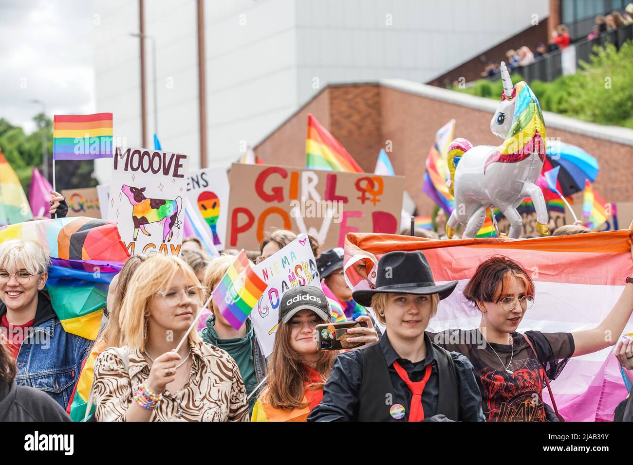 Gdansk, Pologne. 28th mai 2022. Les participants à la fierté gay qui détiennent des drapeaux et des bannières arc-en-ciel (mouvement LGBT) avec égalité et des slogans pro-gay sont vus à Gdansk, en Pologne, le 28 mai 2022 la marche pour l'égalité a été organisée par les mouvements des droits gays pour soutenir les droits des personnes LGBTQ (gay, lesbienne, bisexuelles, transgenres et queer) en Pologne. March a été très gardé par l'unité de police anti-émeute. Credit: Vadim Pacajev/Alay Live News Banque D'Images