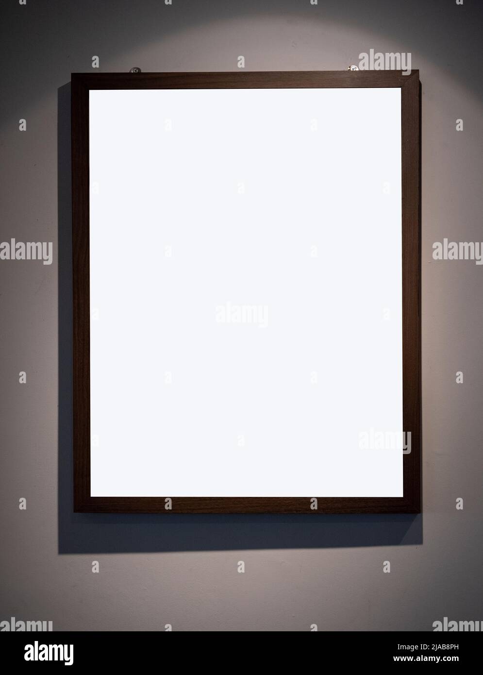 cadre en bois avec écran blanc et mur gris Banque D'Images