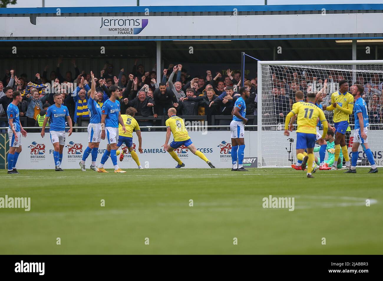 Alex Gudger #6 de Solihull Moors célèbre son but du faire 2-1 Banque D'Images