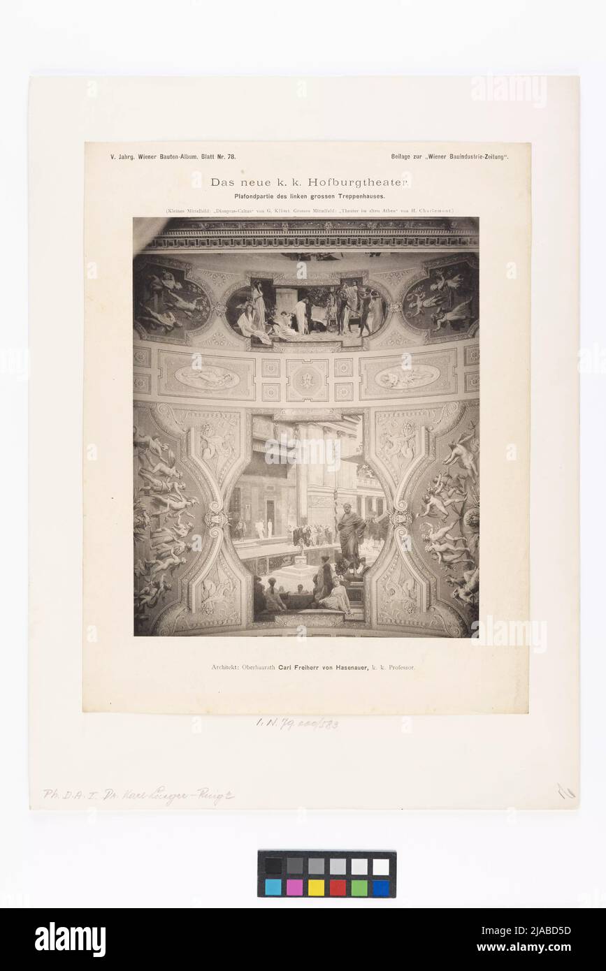 1st, anneau universitaire 2 - Burgtheater - vue intérieure - escalier - peinture de plafond 'le Thespiskarren' par Gustav Klimt et 'scène de théâtre antique' par Franz Matsch (Wiener Bauten -Album, feuille n° 78, plat latéral à la 'Wiener Bauustrie -Zeitung'). Inconnu, photographe Banque D'Images