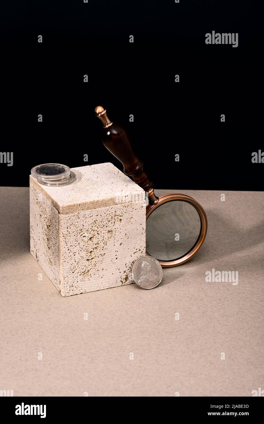 Numismatique. Vieilles pièces de monnaie à collectionner sur une table en bois. Arrière-plan sombre. Banque D'Images