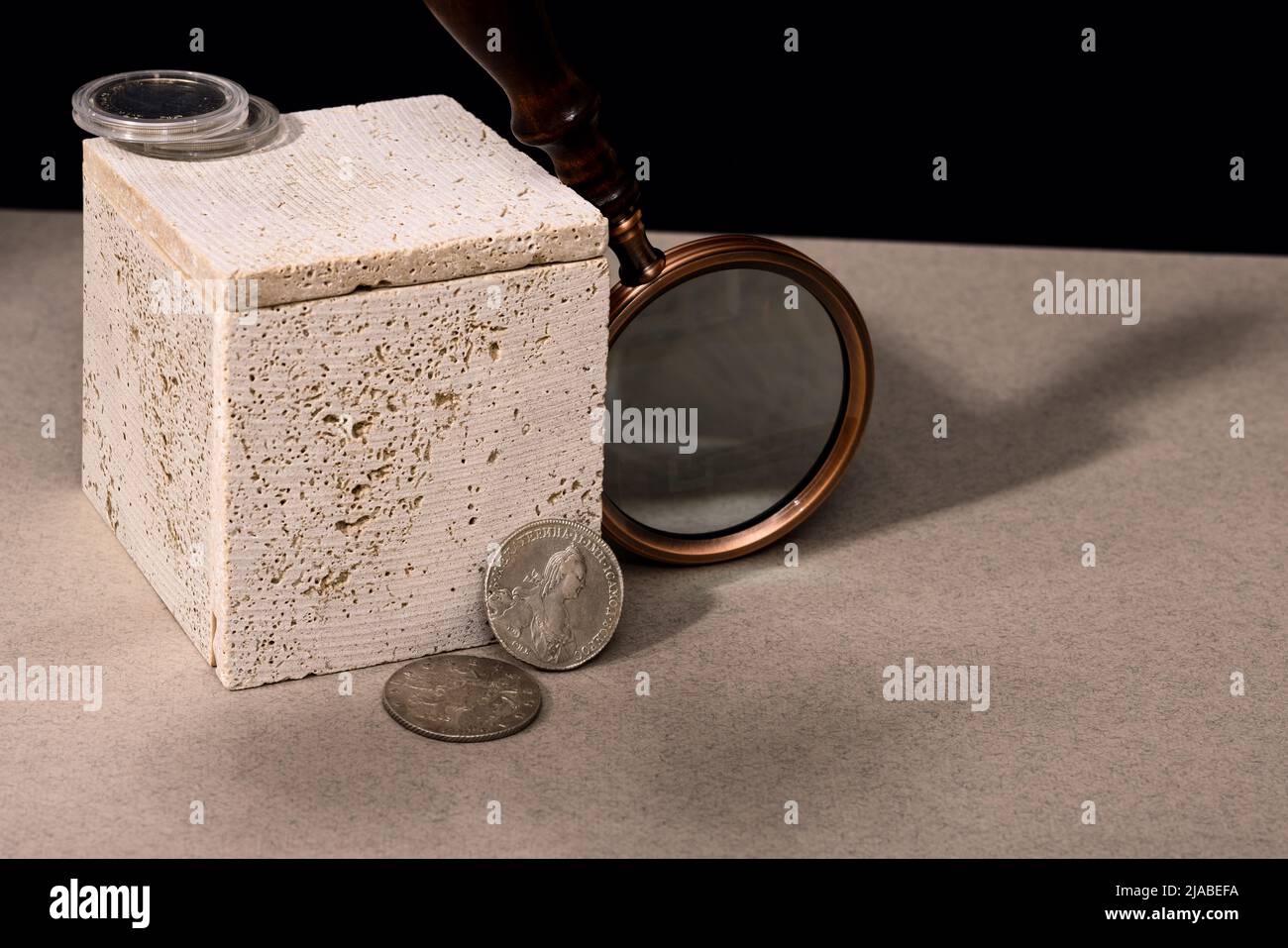 Numismatique. Vieilles pièces de monnaie à collectionner sur une table en bois. Arrière-plan sombre. Banque D'Images