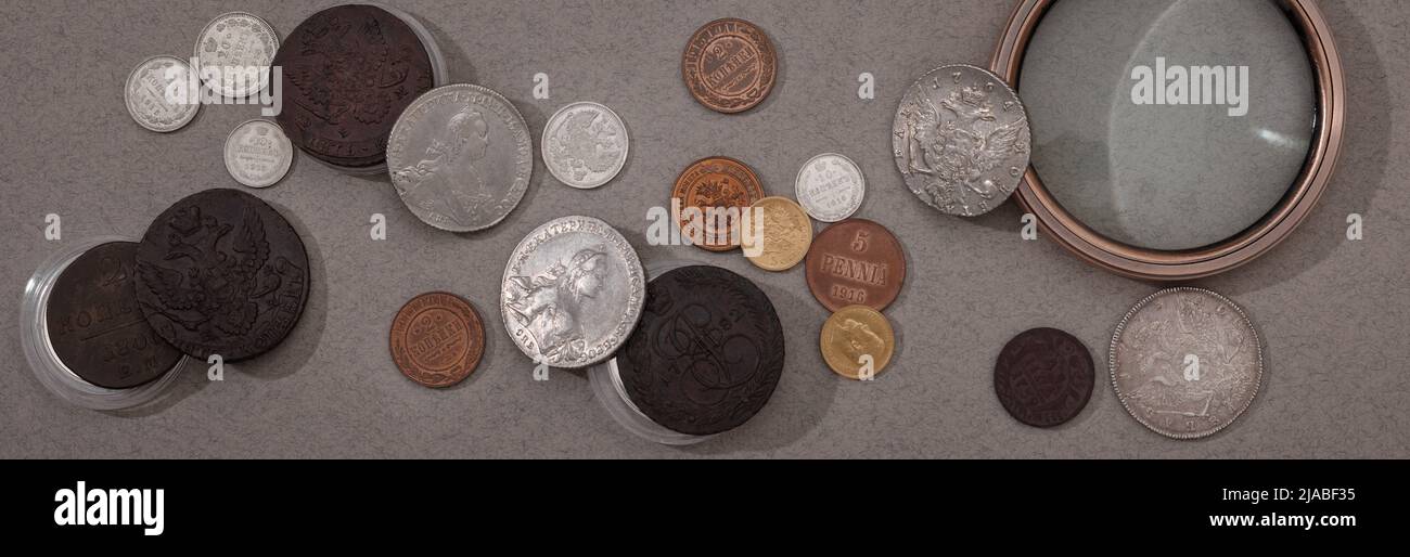 Numismatique. Vieilles pièces de collection d'argent, d'or et de cuivre sur la table. Vue de dessus. Banque D'Images