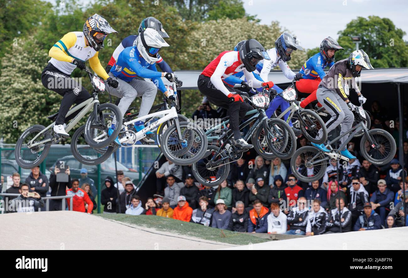 Mi-finale de l'élite des hommes pendant la deuxième journée de l'épreuve de la coupe du monde de course UCI BMX à Glasgow. Date de la photo: Dimanche 29 mai 2022. Banque D'Images