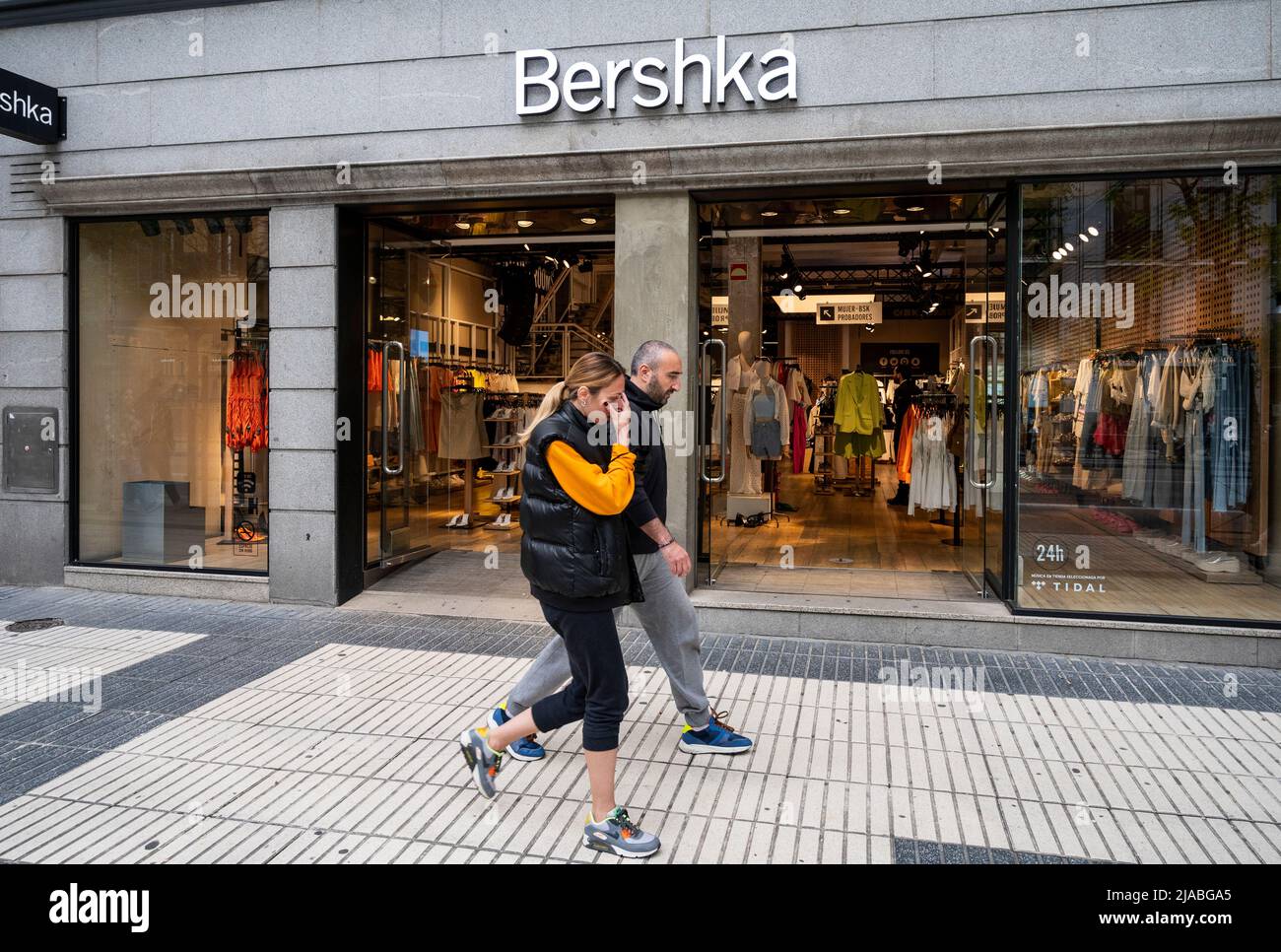 Les piétons marchent devant la marque espagnole de mode appartenant à  Inditex, Bershka, magasin en Espagne. (Photo de Xavi Lopez / SOPA Images /  Sipa USA Photo Stock - Alamy