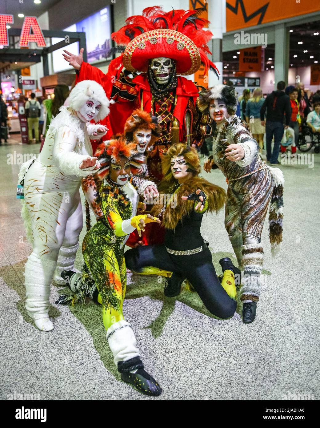 Londres, Royaume-Uni. 29th mai 2022. Une réunion musicale en tant que personnages de la comédie musicale « Cats » rencontre « le fantôme de l'Opéra ». Les cojoueurs, les personnages costumés, les fans d'anime, de bandes dessinées, de jeux et de films se réunissent une fois de plus pour s'amuser, des stands, du divertissement et poser à Excel London pour le MCM Comic con, pour la dernière journée du spectacle bien fréquenté. Credit: Imagetraceur/Alamy Live News Banque D'Images