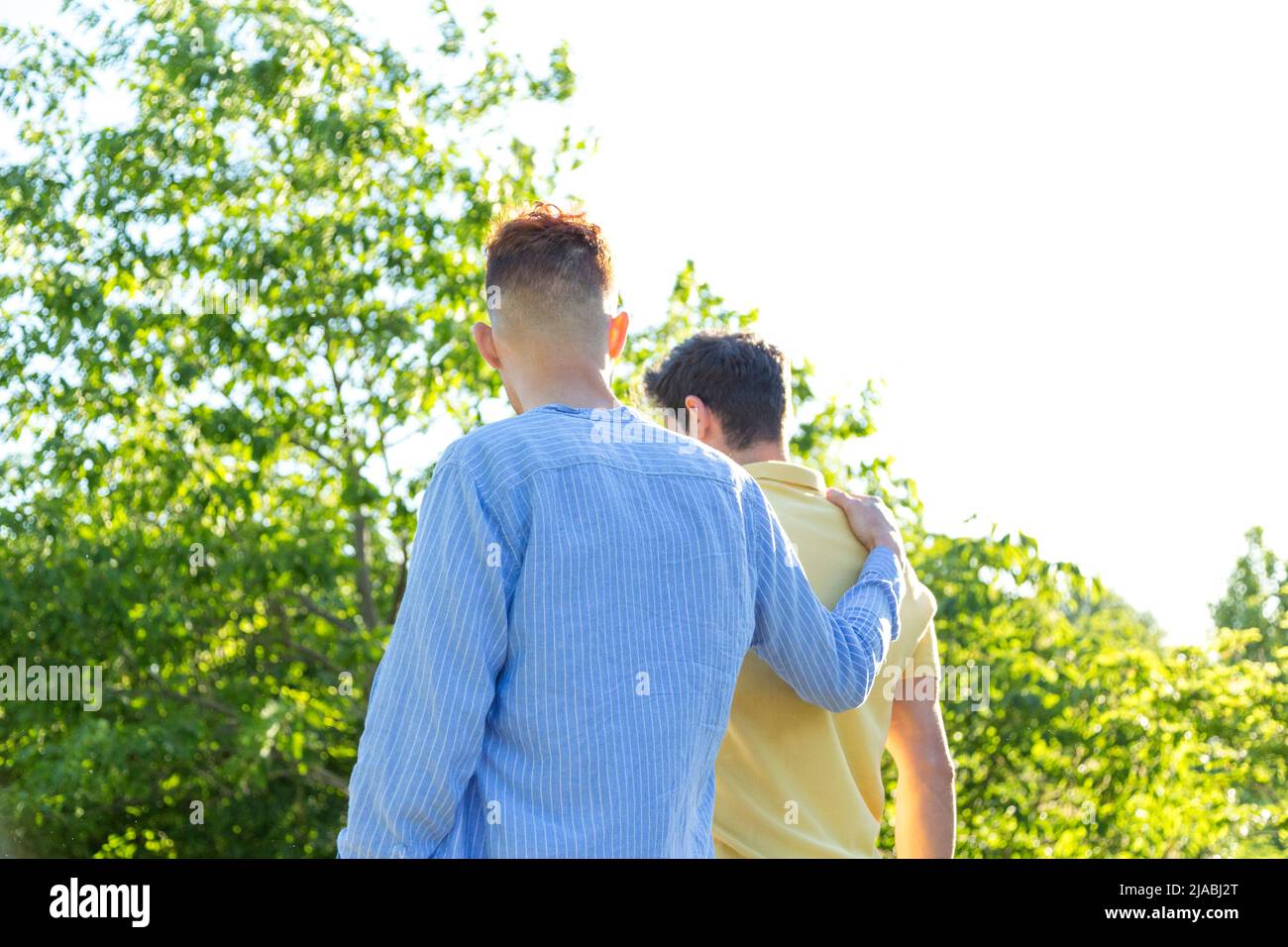 Jeune couple gay appréciant une promenade à l'extérieur dans le parc. LGBT et concept de relation. Banque D'Images