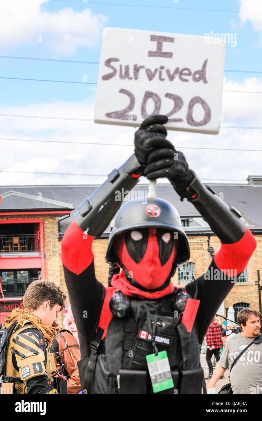Londres, Royaume-Uni. 29th mai 2022. Un cosplayer en tenue post-apocalyptique porte un panneau « I surchappé 2020 ». Les cojoueurs, les personnages costumés, les fans d'anime, de bandes dessinées, de jeux et de films se réunissent une fois de plus pour s'amuser, des stands, du divertissement et poser à Excel London pour le MCM Comic COM, pour la dernière journée du spectacle bien fréquenté. Credit: Imagetraceur/Alamy Live News Banque D'Images