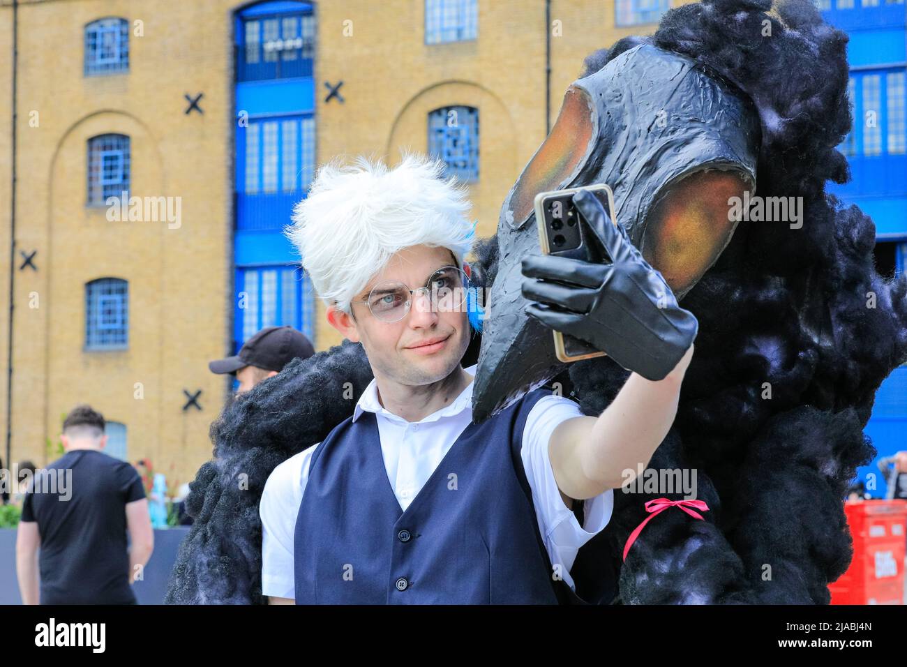 Londres, Royaume-Uni. 29th mai 2022. Un cojoueur prend des selfies dans sa tenue comme Percival de Rolo (Percy) de rôle critique. Les cojoueurs, les personnages costumés, les fans d'anime, de bandes dessinées, de jeux et de films se réunissent une fois de plus pour s'amuser, des stands, du divertissement et poser à Excel London pour le MCM Comic COM, pour la dernière journée du spectacle bien fréquenté. Credit: Imagetraceur/Alamy Live News Banque D'Images