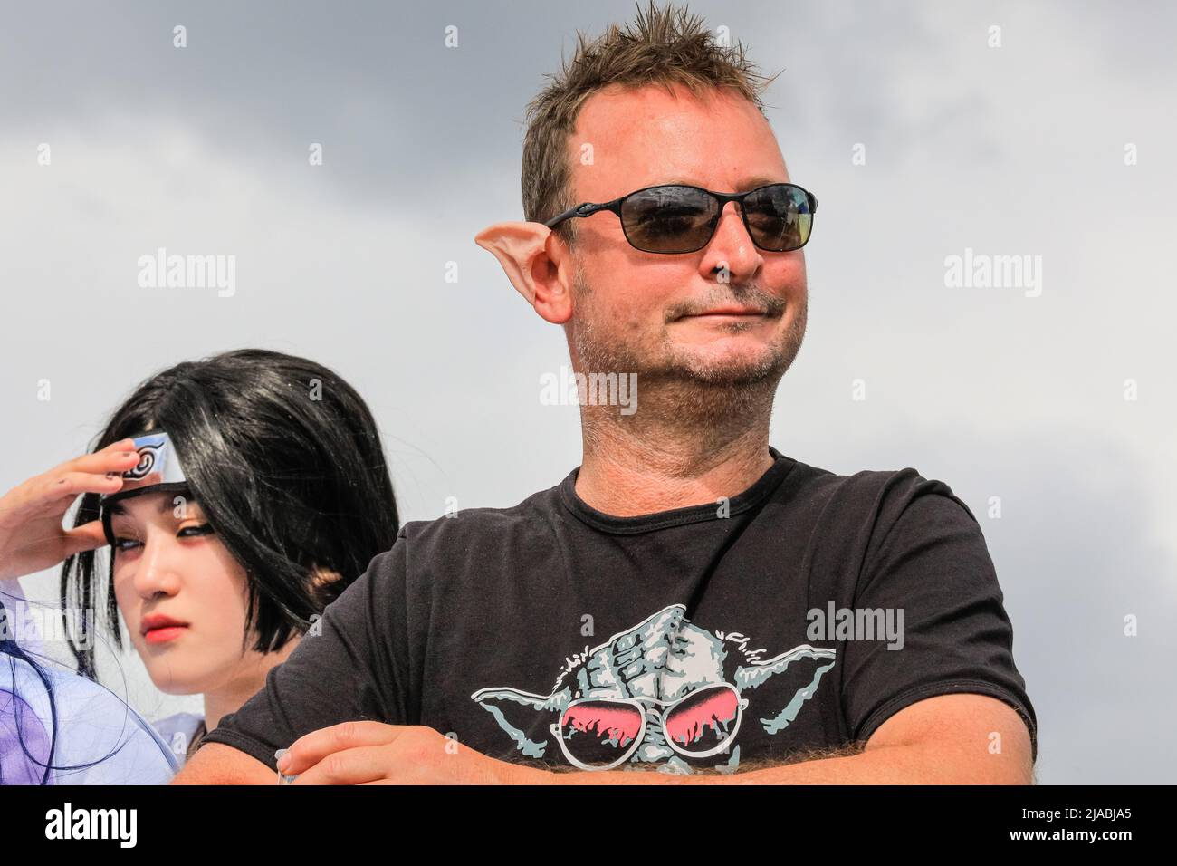 Londres, Royaume-Uni. 29th mai 2022. Un homme portant des oreilles de yoda ou de M. Spock. Les cojoueurs, les personnages costumés, les fans d'anime, de bandes dessinées, de jeux et de films se réunissent une fois de plus pour s'amuser, des stands, du divertissement et poser à Excel London pour le MCM Comic con, pour la dernière journée du spectacle bien fréquenté. Credit: Imagetraceur/Alamy Live News Banque D'Images