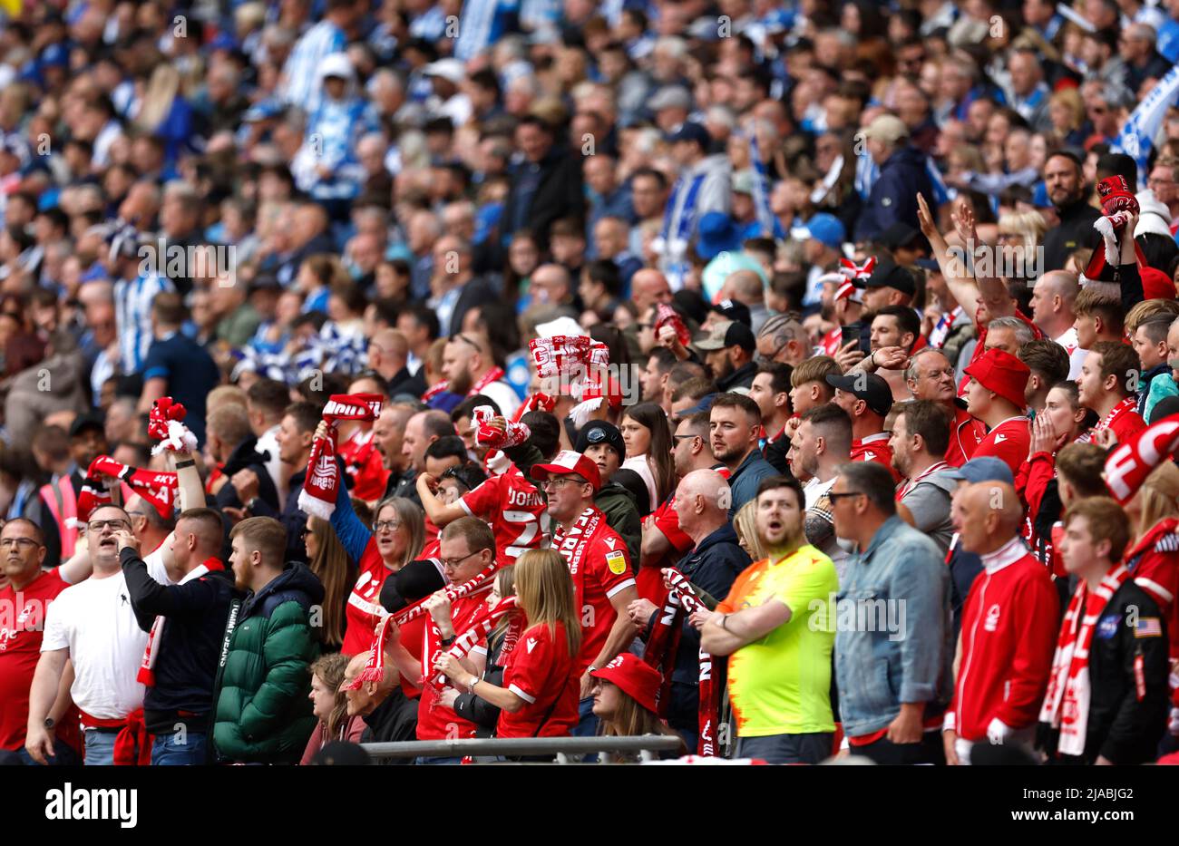Les fans de la forêt de Nottingham réagissent dans les tribunes lors de la finale du championnat Sky Bet au stade Wembley, à Londres. Date de la photo: Dimanche 29 mai 2022. Banque D'Images