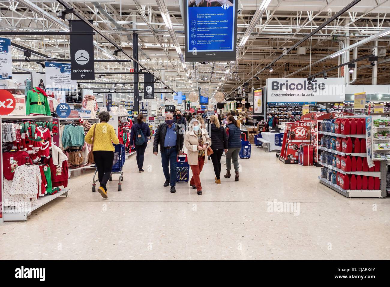 Huelva, Espagne - 5 décembre 2020 : à l'intérieur de l'hypermarché Carrefour au centre commercial Holea. Holea est un grand centre commercial à Huelva il a ouvert à la fin de 2013. Holea Banque D'Images