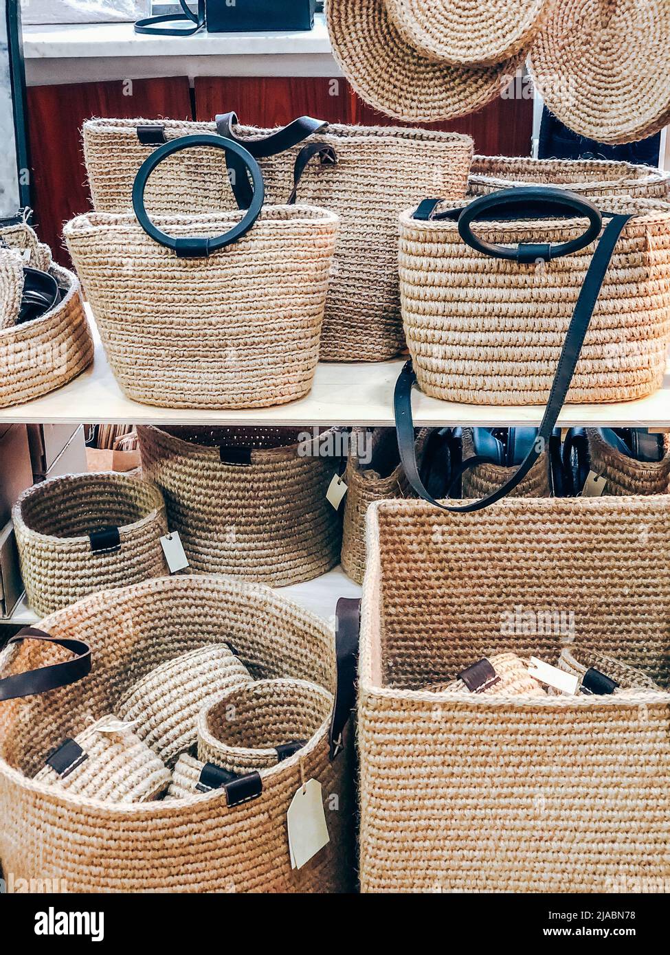 Sacs de jute en osier en vente dans le magasin local comme mode de vie durable et concept de consommation consciente Banque D'Images