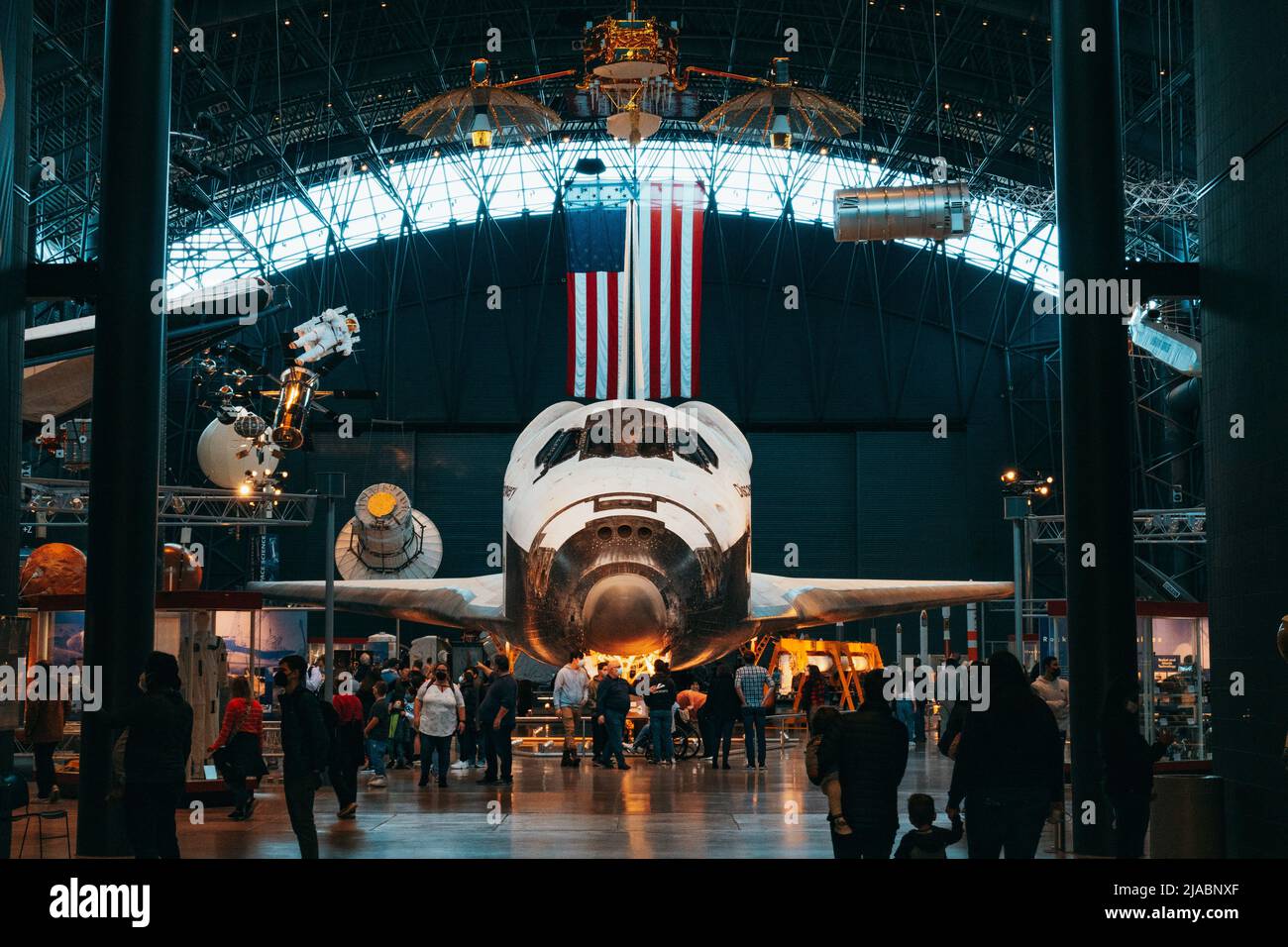 La navette spatiale Discovery se trouve devant le drapeau américain, au centre Steven F. Udvar-Hazy de Chantilly, en Virginie Banque D'Images