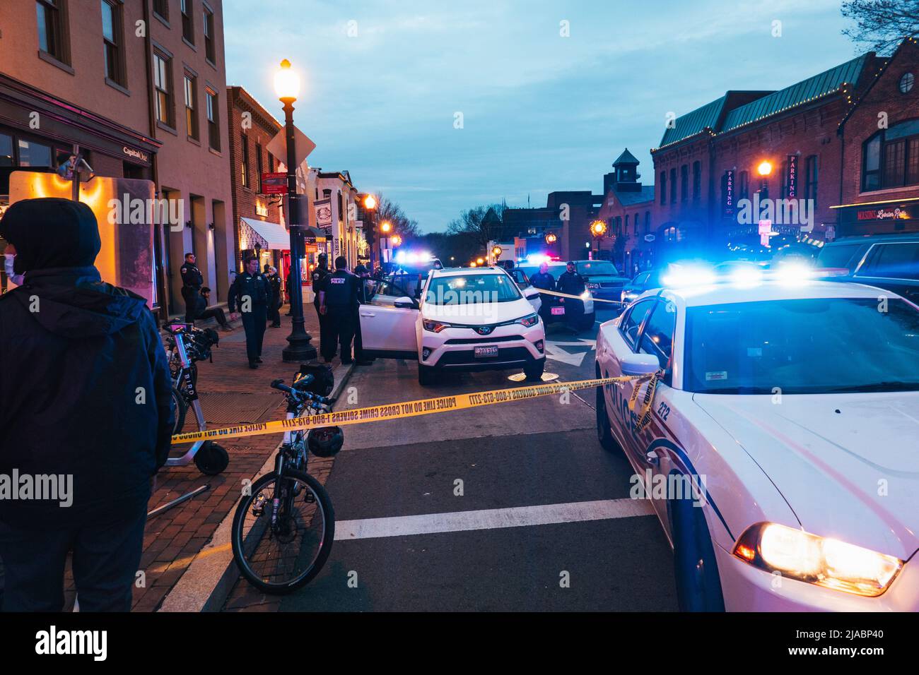 La police sur les lieux d'une tentative de vol à main armée où des suspects revêtus de balaclava ont été appréhendés à Georgetown, Washington D.C., États-Unis Banque D'Images