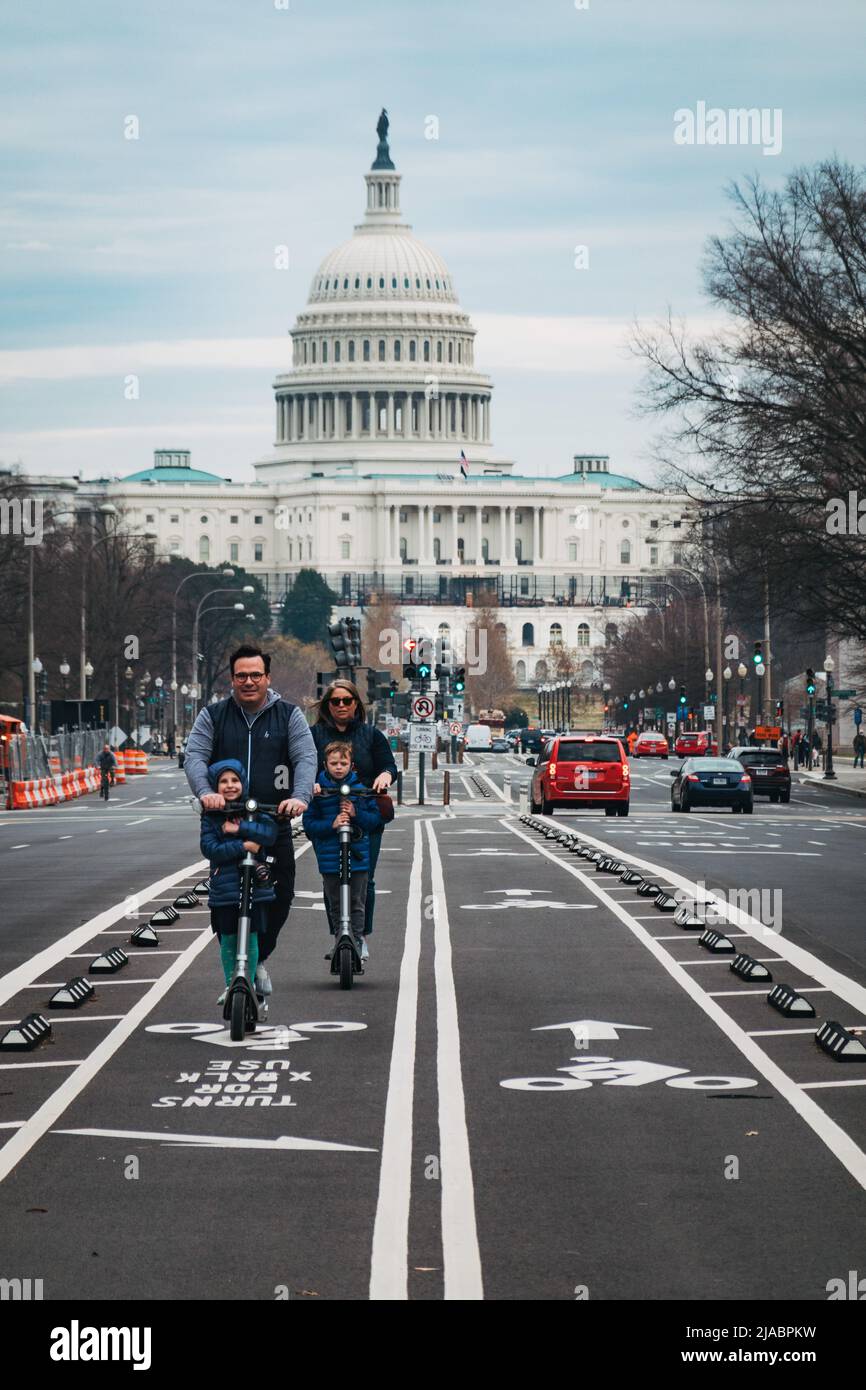 Une famille de scooters électriques utilise les pistes cyclables situées dans les rues en face du bâtiment du Capitole des États-Unis à Washington, D.C. Banque D'Images
