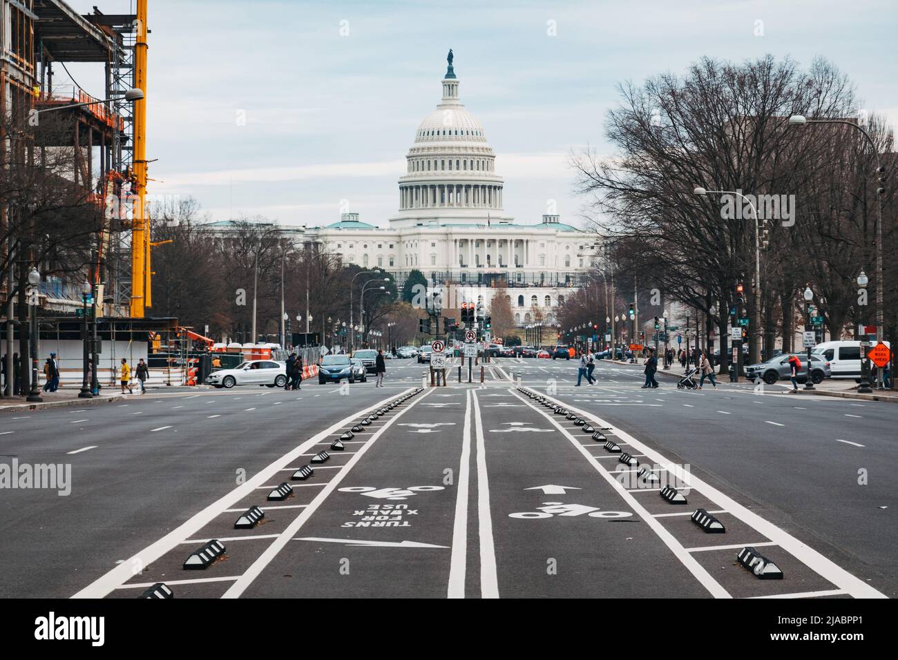 Pistes cyclables au milieu de la route près du bâtiment du Capitole des États-Unis, Washington, D.C. Banque D'Images