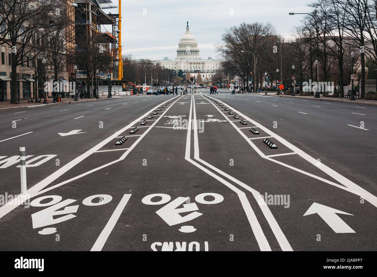 Pistes cyclables au milieu de la route près du bâtiment du Capitole des États-Unis, Washington, D.C. Banque D'Images