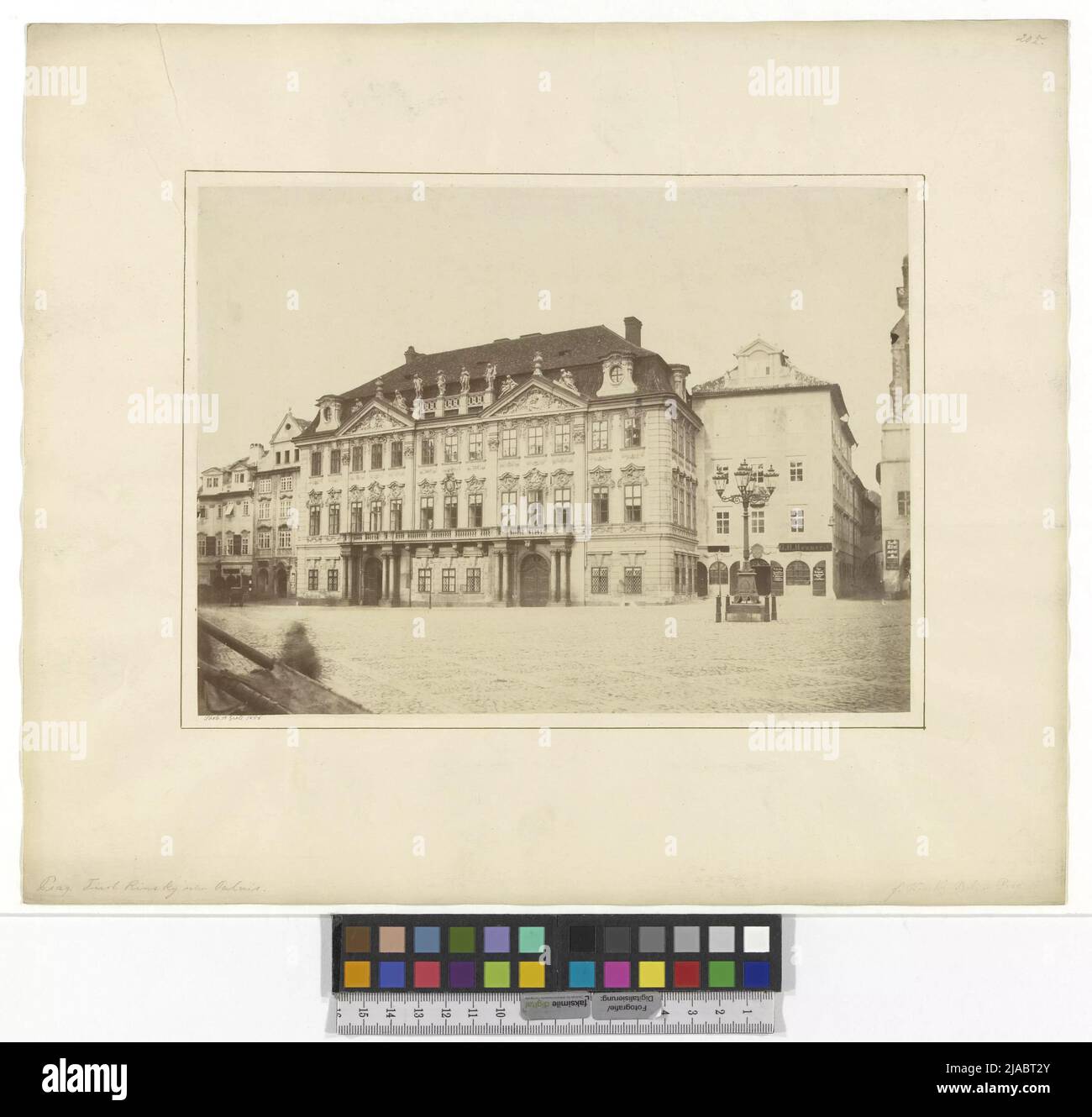 Lieux étrangers - République tchèque - Prague / Praha - Altstädter Ring - Palais Goltz -Kinsky / Palác Goltz -Kinských. Andreas Groll (1812-1872), photographe, Kilian Ignaz Dientzenhofer (1689-1751), architecte, Anselmo Martino Lurago, maître-constructeur, Victor Luntz (1840-1903), propriété formelle de Banque D'Images