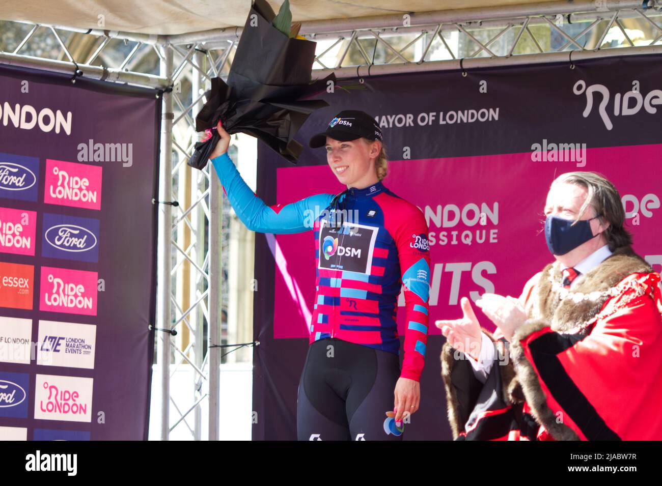 Première étape de la course cycliste féminine RideLondon Classique 2022 à Maldon, Essex. Lorena Wiebes de l'équipe DSM porte le maillot sprints sur le podium. Banque D'Images
