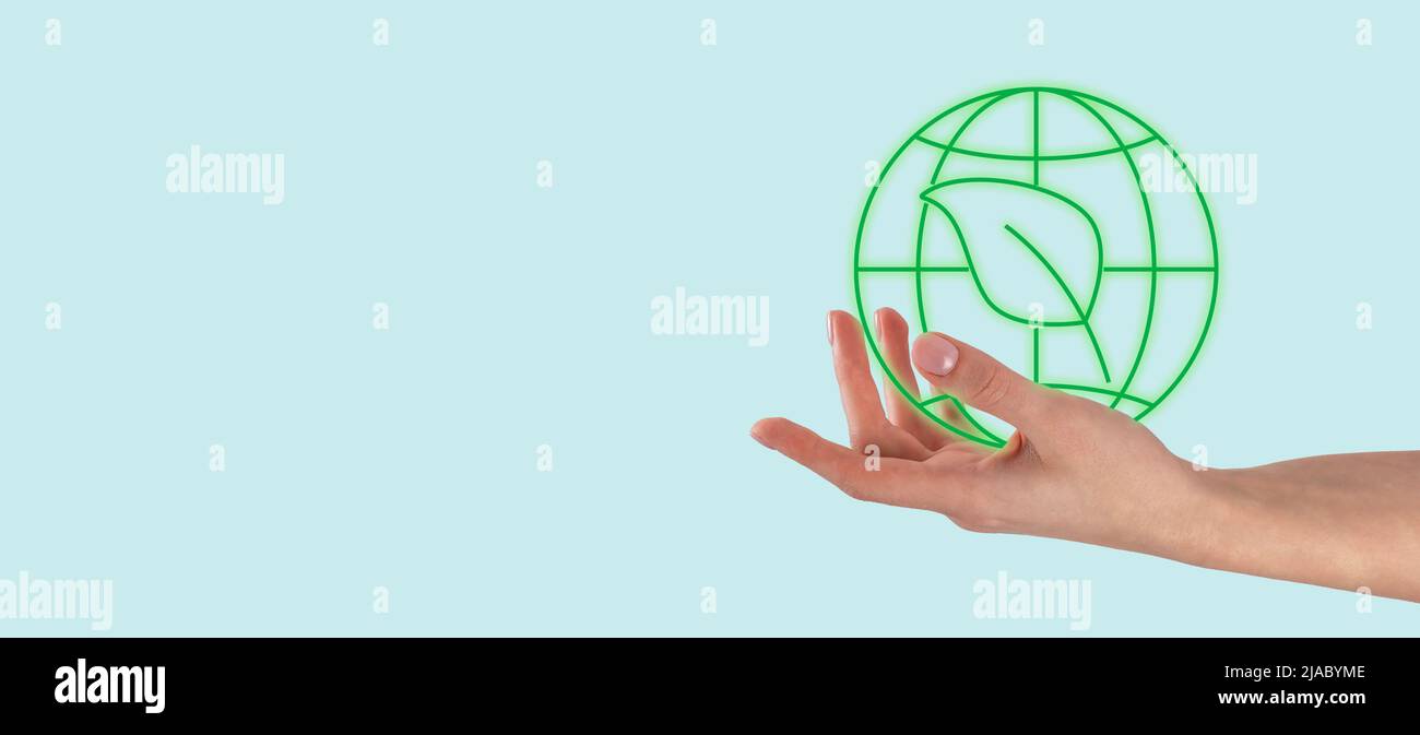 Bannière avec main de femme tenant la terre verte et la feuille sur fond bleu. Écologie, protection de la nature, planète propre, lutte contre les problèmes environnementaux mondiaux concept. Copier l'espace. Photo de haute qualité Banque D'Images